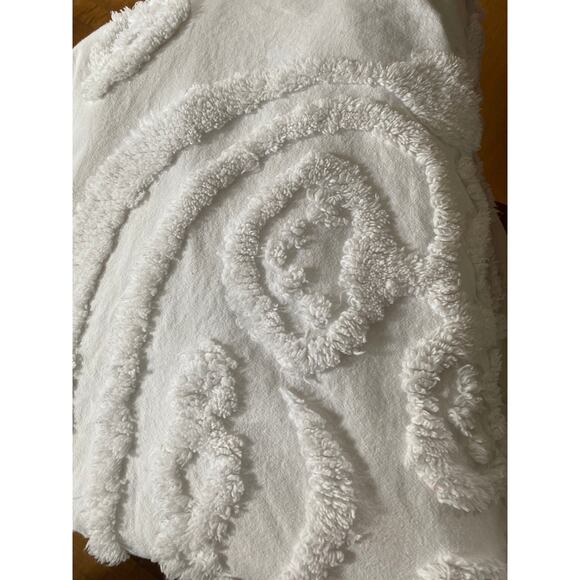 Columbine Cody Home Collection white chenille bedspread fringe full bed - Picture 3 of 12